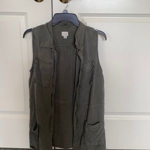 Camo green medium lightweight vest with pockets